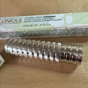 Clinique dramatically different lipstick shaping lip color “a different grape”